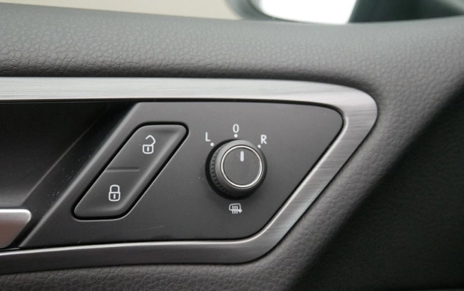 Volkswagen Golf cena 50899 przebieg: 105899, rok produkcji 2019 z Warszawa małe 137
